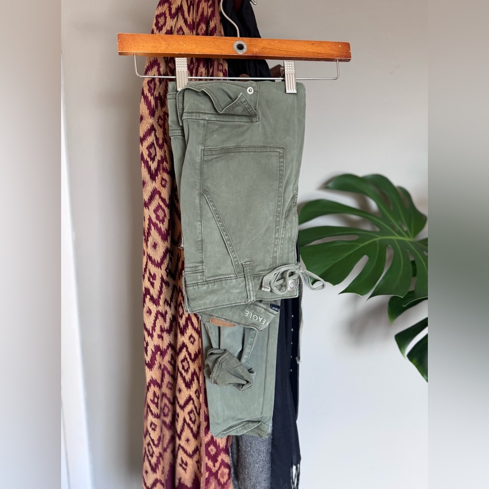 American Eagle Outfitters Women's Olive Cropped Jeans